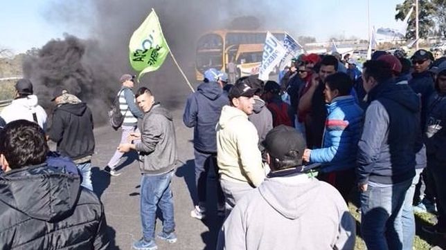 acampe y protesta en zarate por despidos en atucha ii