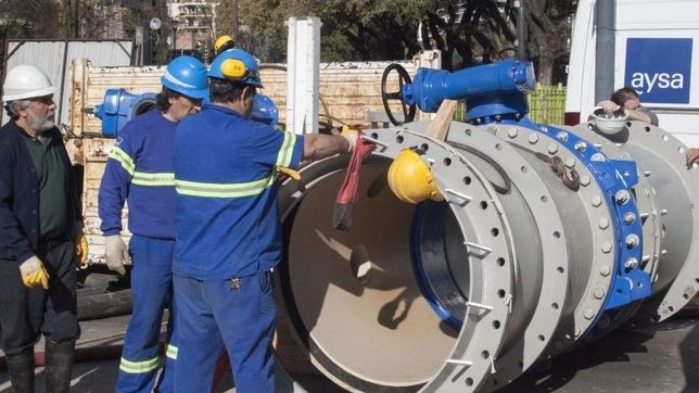 con macri, cayeron 22% las obras de cloacas y agua potable