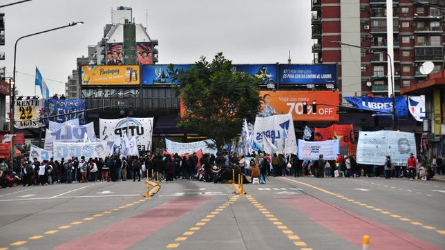 Volvieron los piquetes: movimientos sociales realizaron protestas en todo el país por el recorte de planes.