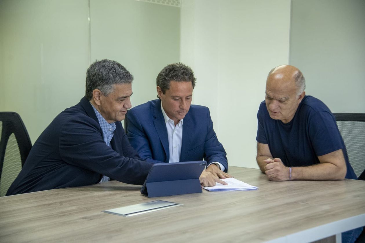 Néstor Grindetti, junto a Jorge Macri y Gabriel Sánchez Zinny.