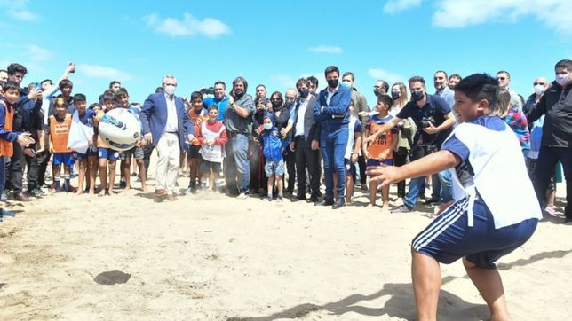 fulbito, piano y asado, el recreo del presidente en la costa bonaerense