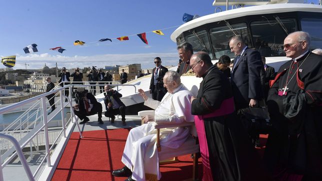 El papa Francisco a bordo de un barco