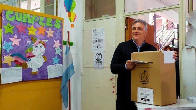 Martín Llaryora votó pasadas las 13 en un colegio ubicado en el centro de la capital cordobesa.&nbsp;