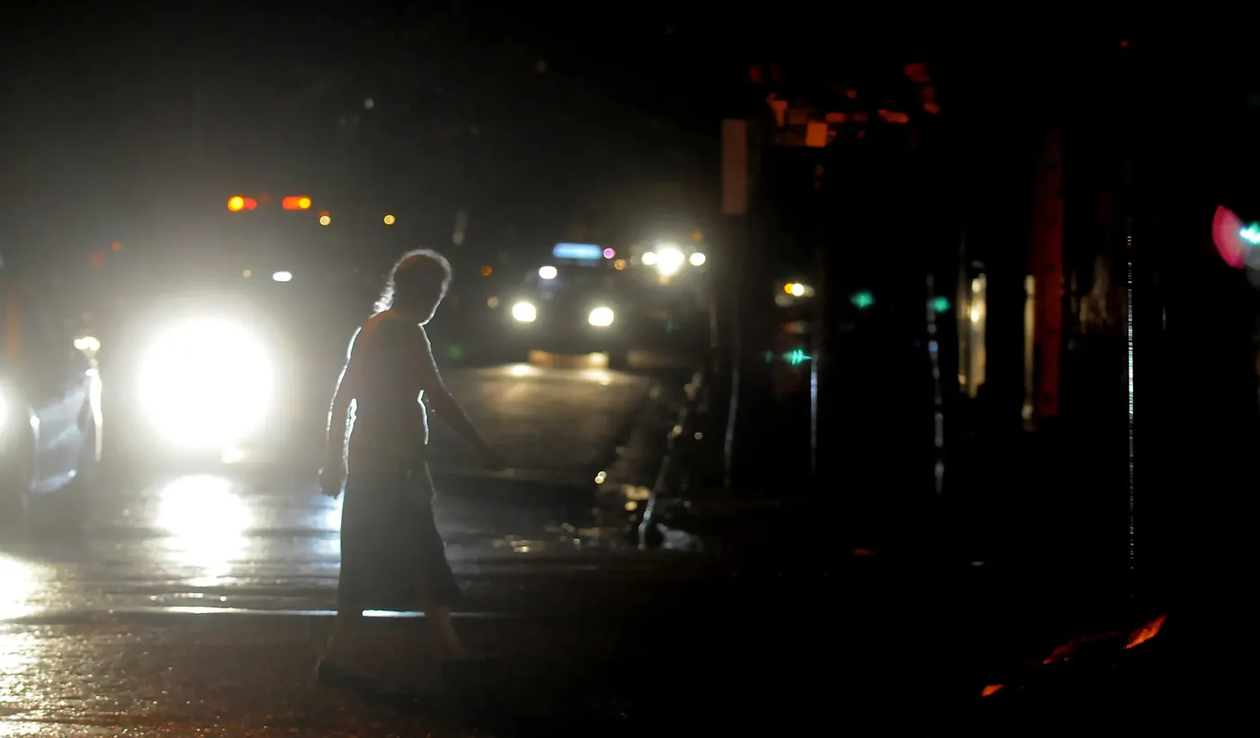 A oscuras: vastas zonas de La Plata estuvieron sin luz entre el lunes y el martes por cortes del servicio de Edelap.&nbsp;&nbsp;