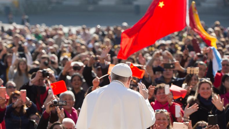 El papa Francisco saluda a la feligresía china