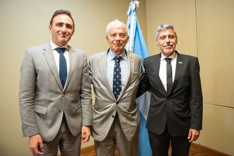 Julián López y Juan Pablo Quinteros con Mariano Cúneo Libarona.&nbsp;