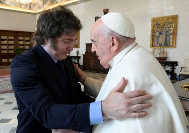Javier Milei con el papa Francisco. Cabeza gacha.