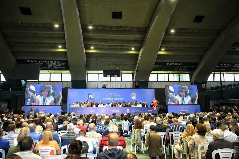 El Congreso Nacional del PJ se llevó a cabo en el estadio de Ferrocarril Oeste en Caballito.