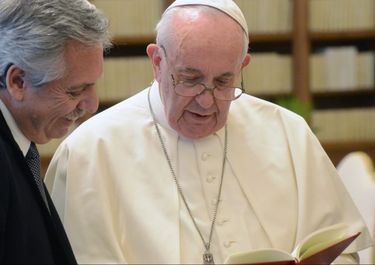 Pragmatismo y devoción, la doble vía del vínculo de Fernández con el papa