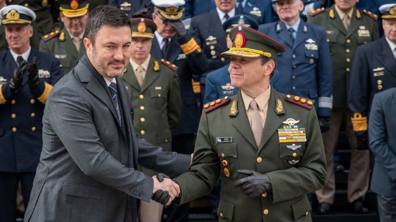 Luis Petri y su sucesor Carlos Presti en Defensa