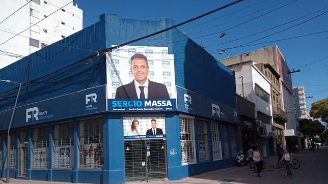 Sede central del Frente Renovador en el centro rosarino con gigantografía de Sergio Massa.&nbsp;