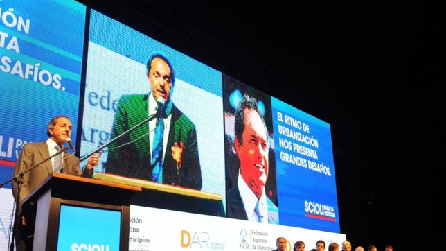 scioli convoco a los intendentes opositores a que se sumen a su campana