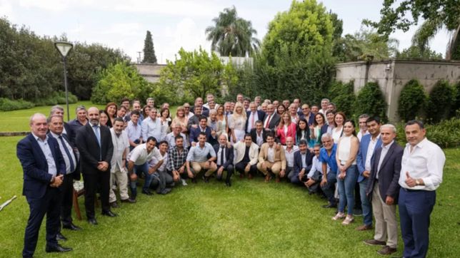 gira alberto 2023: manzur se sumo al operativo no me bajen, soy el presidente