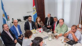 Docentes acusan a Perotti de hacer caja con la paritaria que frenó desde Olivos