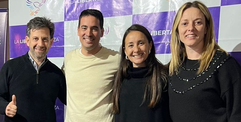 El apoderado de La Libertad Avanza en La Pampa, Juan Pablo Patterer; el candidato Adrián Ravier, la postulante del PRO Adriana García y la dirigente Lorena Ruiz, cuando había sonrisas y armonía.