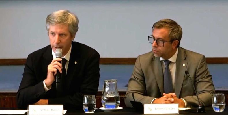 Santiago Bausili y Federico Furiase explican los cambios en las bandas del dólar