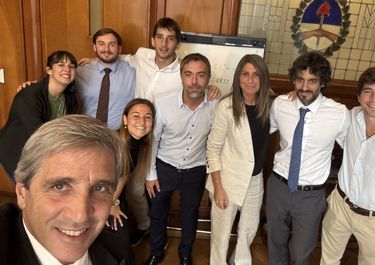 Toto Caputo y un grupo de colaboradores del Ministerio de Economía