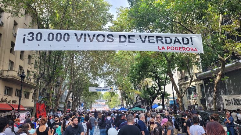 Pasacalles de la organización social La Garganta Poderosa.