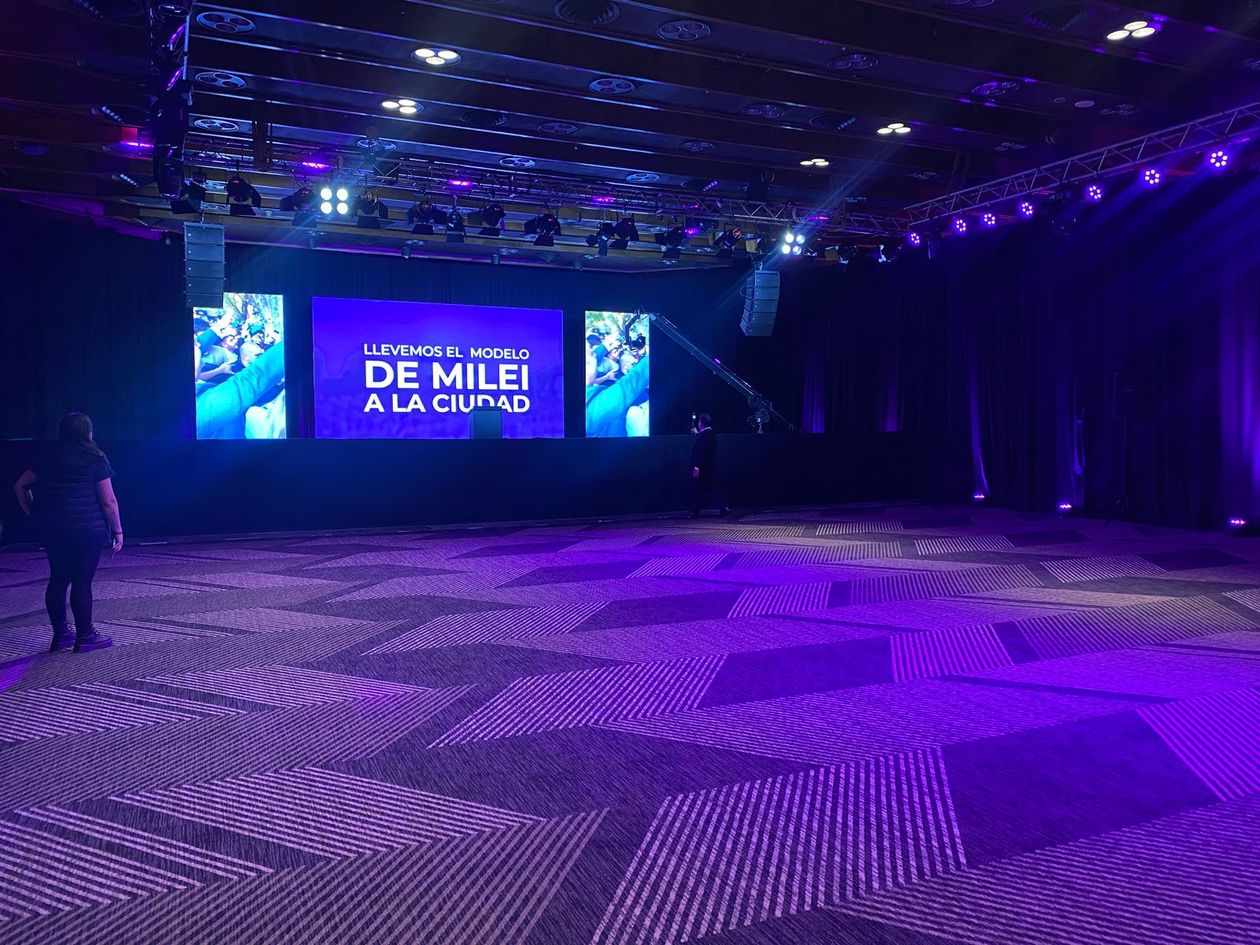 El el escenario, a la espera de Manuel Adorni y Javier Milei.&nbsp;