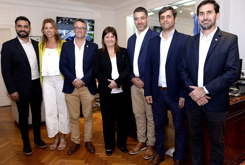 Patricia Bullrich, ministra de Seguridad, junto a los intendentes Federico Zárate, Ezequiel Lemos, Miguel Pittaro, Adela Arning, Pablo Cornet y Fernando Rambaldi.