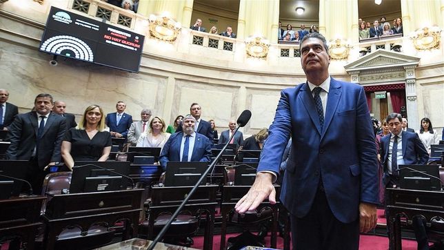 Desde el Senado, Jorge Capitanich lidera la avanzada peronista contra los números de Javier Milei.&nbsp;
