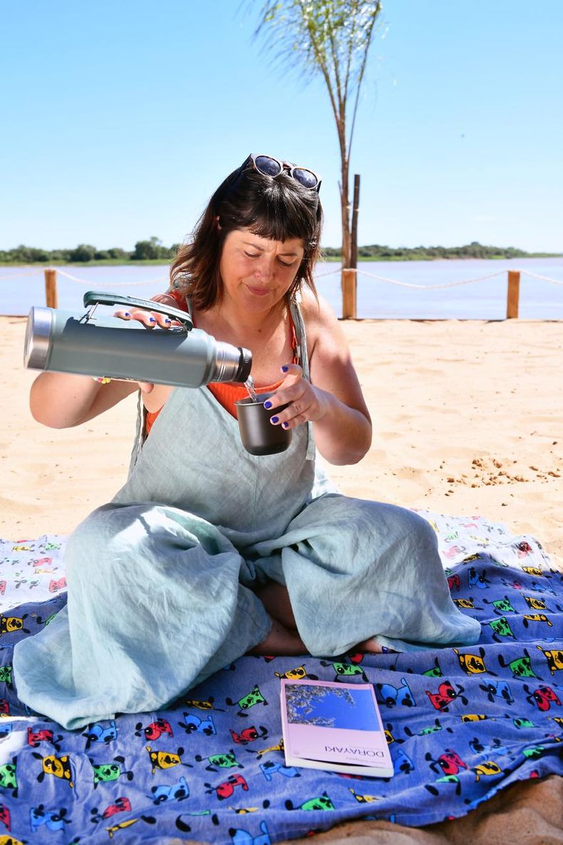 Mate y literatura es el combo de Gaillard para el verano en la costa del Paraná. Dorayaki, del japonés Durian Sukegawa, narra la relación de un joven solitario y una anciana excéntrica, dedicada a la gastronomía japonesa, abordando la forma en que las personas lidian con la injusticia y el mal, y la posibilidad de encontrar algún consuelo en realizar tareas cotidianas con absoluta dedicación. Mate y literatura es el combo de Gaillard para el verano en la costa del Paraná. Dorayaki, del japonés Durian Sukegawa, narra la relación de un joven solitario y una anciana excéntrica, dedicada a la gastronomía japonesa, abordando la forma en que las personas lidian con la injusticia y el mal, y la posibilidad de encontrar algún consuelo en realizar tareas cotidianas con absoluta dedicación.