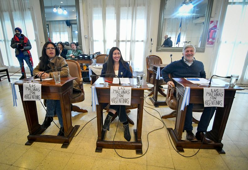 Lorena Guaiqui&aacute;n (marinista), Roc&iacute;o Olgu&iacute;n y Francisco Bompadre, del bloque del PJ en el Concejo de la capital de La Pampa. Ausentes, Lucas Ovejero y Mariano Alfageme. FOTO: www.radiokermes.com