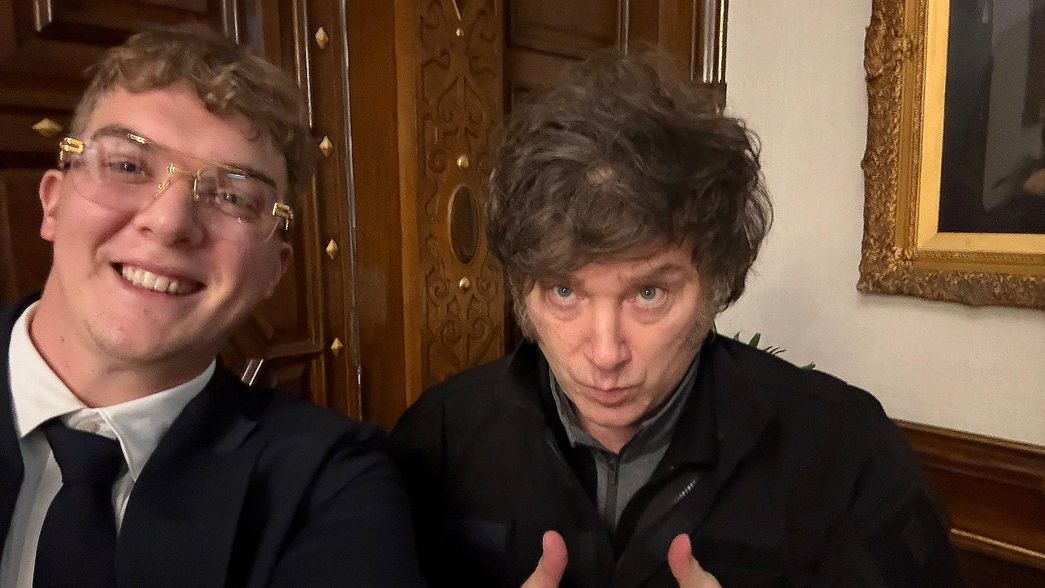 Javier Milei con Hayden Davis. Relaciones peligrosas.