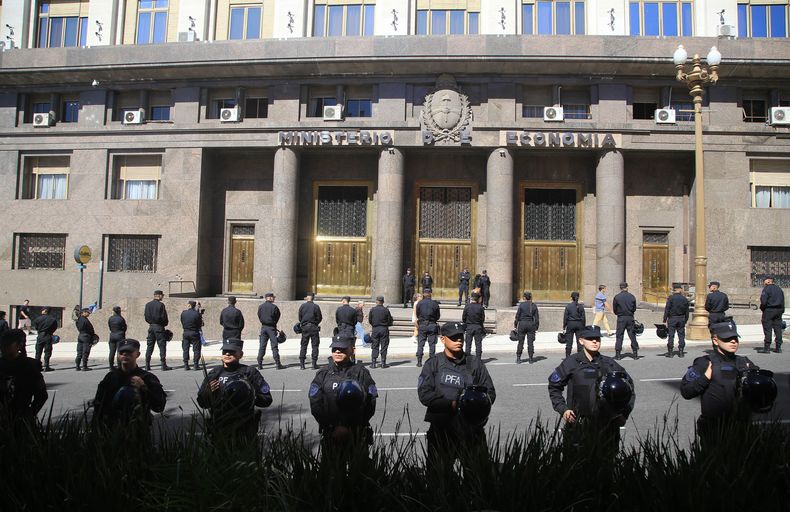 Ministerio de Economía rodeado de la Policía Federal tras la protesta de ATE. Ministerio de Economía rodeado de la Policía Federal tras la protesta de ATE.