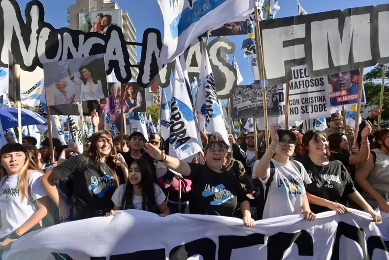 La marcha de este martes colmó las inmediaciones de la Plaza de Mayo con una consigna central: Nunca Más. La marcha de este martes colmó las inmediaciones de la Plaza de Mayo con una consigna central: Nunca Más.