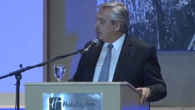 Fernández y el debate: un autodidacta confiado en su prédica, pero larguero