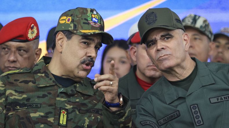 Nicolás Maduro y Vladimir Padrino López, ministro de Defensa de Venezuela. Una veintena de empresas poderosas están bajo gestión de la Fuerza Armada Nacional Bolivariana.