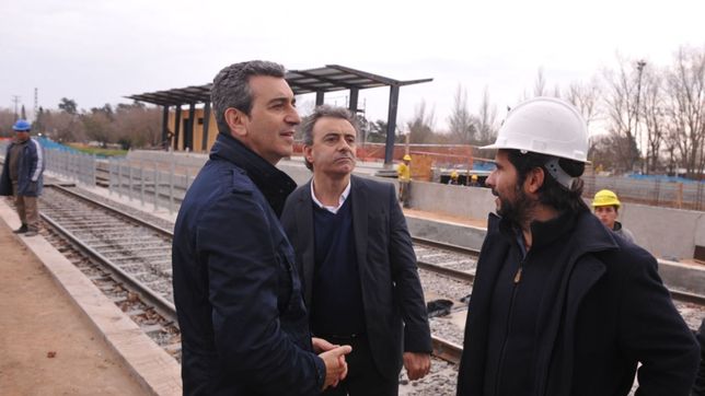 bruera se adjudica la electrificacion del roca para su campana pero no recibe a randazzo