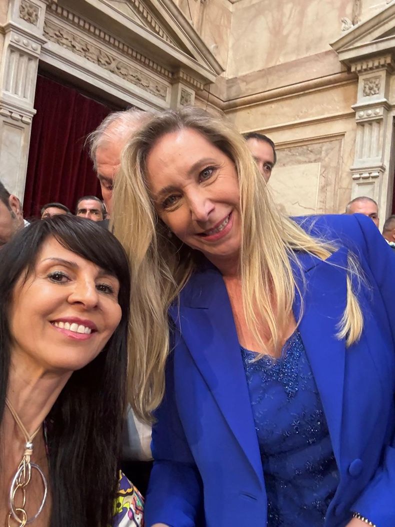 Lorena Villaverde y Karina Milei