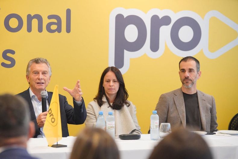 Mauricio Macri junto a Soledad Martínez y Pablo Petrecca.
