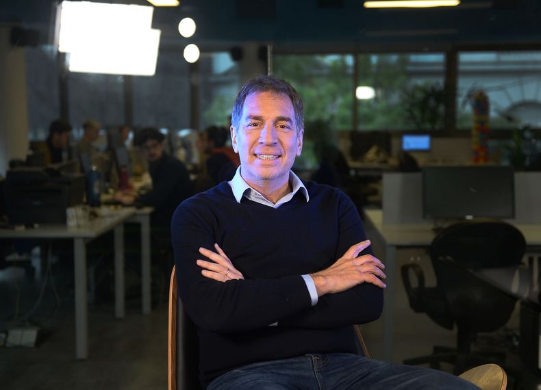 Diego Santilli, en la redacción de la corresponsalía bonaerense de Letra P.