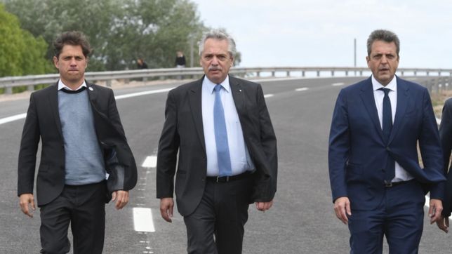 el presidente, por colectora: al margen del 17-o, critico el libro de macri