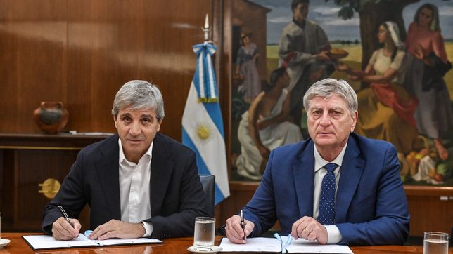 Ziliotto firmó  con cara de pocos amigos el Plan Canje con Toto Caputo. Ahora, la Nación cambió las reglas de juego.