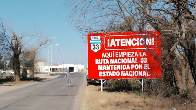 Santa Fe: cómo nació la idea de los carteles que Maximiliano Pullaro instaló para reclamar por las rutas