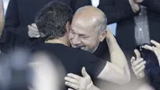 El intendente Mario Secco se abraza con el gobernador Axel Kicillof.