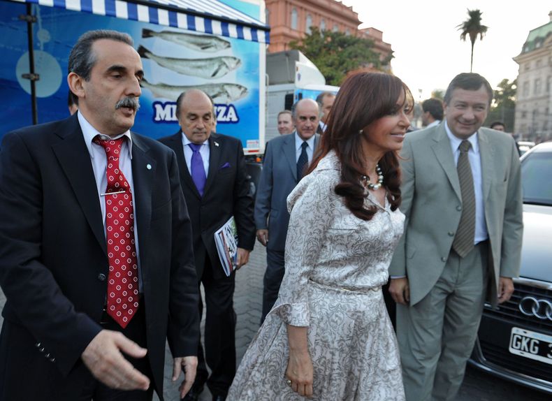 2010. La entonces presidenta Cristina Kirchner, junto al secretario de Comercio Interior, Guillermo Moreno, en la explanada de Casa Rosada. 2010. La entonces presidenta Cristina Kirchner, junto al secretario de Comercio Interior, Guillermo Moreno, en la explanada de Casa Rosada.