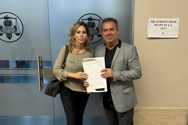 Romina Diez junto a Marcos Peyrano en los Tribunales de Rosario