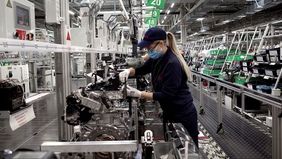 Las mujeres ganan menos y piden menos