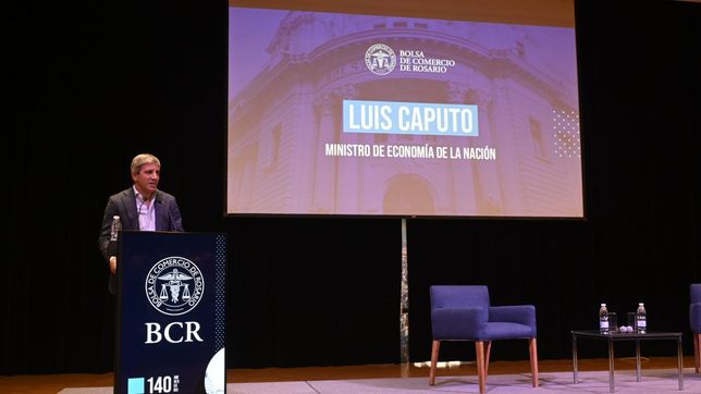 Toto Caputo en su visita a la Bolsa de Comercio de Rosario.