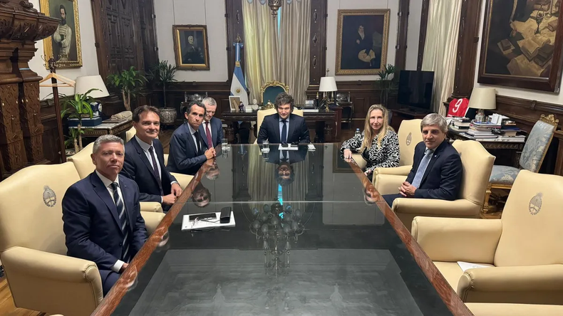 El encuentro de Javier Milei con la plana mayor de Carrefour, cuando anunciaron la instalaci&oacute;n de 27 "maxis" en el pa&iacute;s: uno ser&aacute; en Santa Rosa.