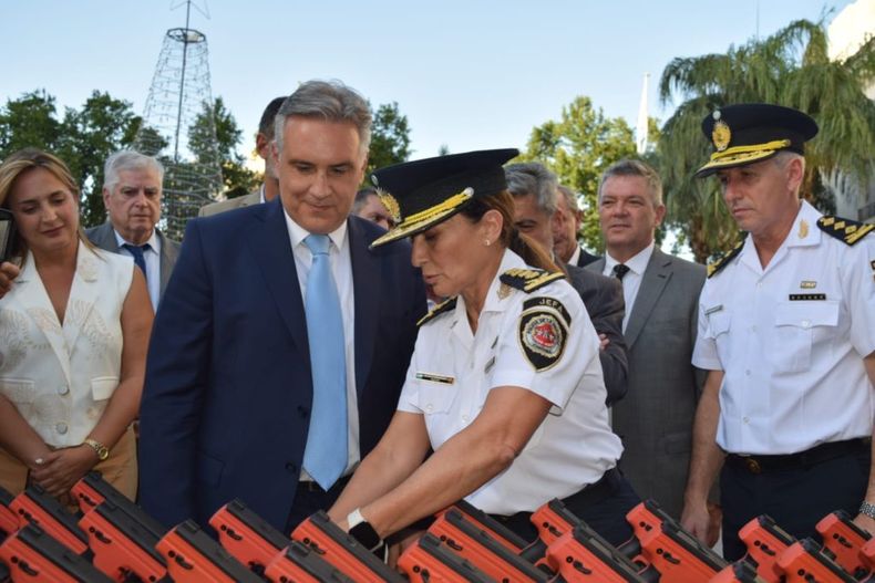 El gobernador Martín Llaryora junto a la ex jefa de Policía de Córdoba.