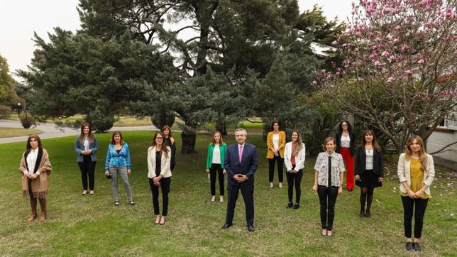 la deconstruccion de la mesa roja del presidente