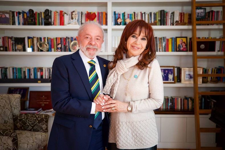 Lula da Silva visita a Cristina Fernández de Kirchner en el departamento-prisión domiciliaria donde la expresidenta purga su condena por corrupción.
