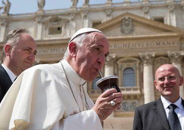 Jorge Bergoglio toma mate desde el papamóvil en la plaza San Pedro.