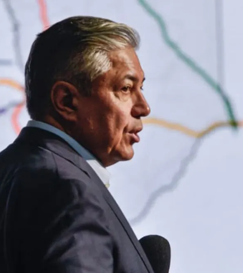 Rolando Figueroa relanza su marca de gestión con aires de campaña.